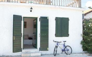 Apartment Babic, private accommodation in city Molat, Croatia